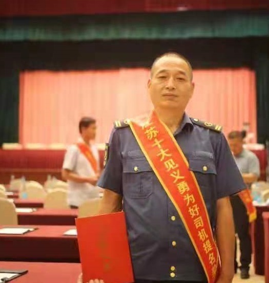 　　積極開(kāi)展?fàn)幭葎?chuàng)優(yōu)活動(dòng)。圍繞“爭(zhēng)先創(chuàng)優(yōu)、文明服務(wù)”的目標(biāo)定位，于今年初啟動(dòng)“服務(wù)之星”和“紅旗車(chē)隊(duì)”評(píng)選活動(dòng)，細(xì)化量化評(píng)選細(xì)則和考核指標(biāo)，每2個(gè)月開(kāi)展一次“服務(wù)之星”評(píng)比，每季度開(kāi)展一次“紅旗車(chē)隊(duì)”評(píng)選?；顒?dòng)開(kāi)展以來(lái)，先后有144名駕駛員獲評(píng)“服務(wù)之星”，4支車(chē)隊(duì)獲得“紅旗車(chē)隊(duì)”榮譽(yù)。駕駛員沈斌、劉開(kāi)庭獲得第六屆“江蘇十大見(jiàn)義勇為好司機(jī)”提名獎(jiǎng)。