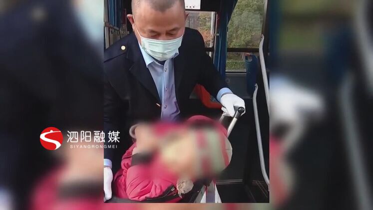 　　老人要抱孩子，又要拿兒童車(chē)，體力上吃不消，楊軍和其他九位同事每次遇到這對(duì)祖孫倆都會(huì)搭把手。他們說(shuō)，只要上了車(chē)就是我們的乘客，作為公交車(chē)司機(jī)，我們就要對(duì)他們盡責(zé)。時(shí)間長(zhǎng)了，彼此熟悉了，司機(jī)們還專(zhuān)門(mén)讓乘客給祖孫倆預(yù)留“專(zhuān)座”。  　　泗陽(yáng)交通產(chǎn)業(yè)集團(tuán)城市公交分公司107路公交車(chē)司機(jī) 楊軍：有時(shí)候我們把后門(mén)打開(kāi)的時(shí)候，我們從駕駛室方位還沒(méi)下來(lái)的時(shí)候，就有乘客已經(jīng)開(kāi)始主動(dòng)的幫忙去搭手了，幫祖孫倆上了車(chē)。