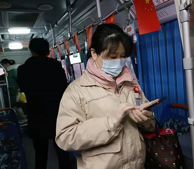 企業(yè)員工 王桂榮：  上下班比較準(zhǔn)時(shí)，到這邊車(chē)就來(lái)了。刮風(fēng)下雨也比較方便了。直接到廠門(mén)口也不用跑。