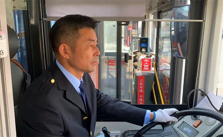 　　見此情況  　　薛師傅立即招呼傷者家屬  　　將小孩抱上公交車  　　“快上來，我?guī)銈內(nèi)メt(yī)院!”  　　爺爺趕緊抱著孩子登上公交  　　因為擔(dān)心孩子傷情嚴(yán)重被車流所阻礙  　　延誤就診時間