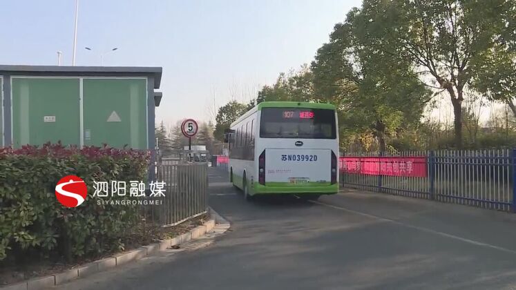 　　公交車(chē)司機(jī)們說(shuō)，他們做的就是舉手之勞，沒(méi)想到黃先生會(huì)找到公司，贈(zèng)送錦旗。  　　泗陽(yáng)交通產(chǎn)業(yè)集團(tuán)城市公交分公司107路公交車(chē)司機(jī) 楊軍：作為我們駕駛員，給乘客搭把手肯定會(huì)給他們帶來(lái)一些便利，對(duì)于這樣事情，我們肯定會(huì)一如既往的再繼續(xù)下去。